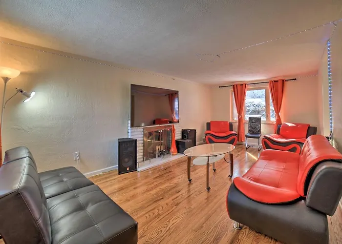 Cute Home W/ Patio ~ 7 Mi To Dtwn Pittsburgh