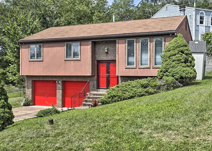 Pittsburgh Retreat W/ Deck ~ 4 Mi To Dtwn!