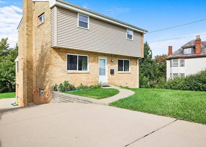 Stylish And Bright 4 Bedroom Home, Amazing Yard With Firepit, Game Room