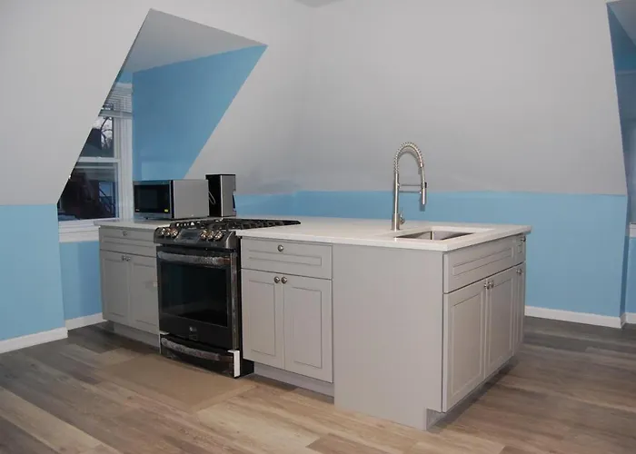 Newly Remodeled Apartment In Friendship/ Shadyside