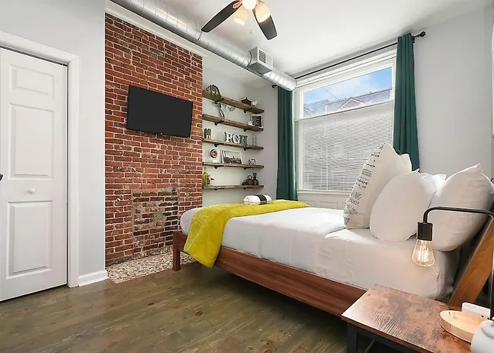 Hostwise Stays - The James Apt 1 - Patio, Free Street Parking