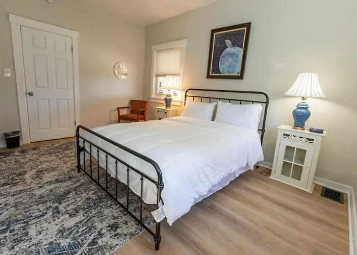 Updated & Comfy Bungalow With Parking Easy Access
