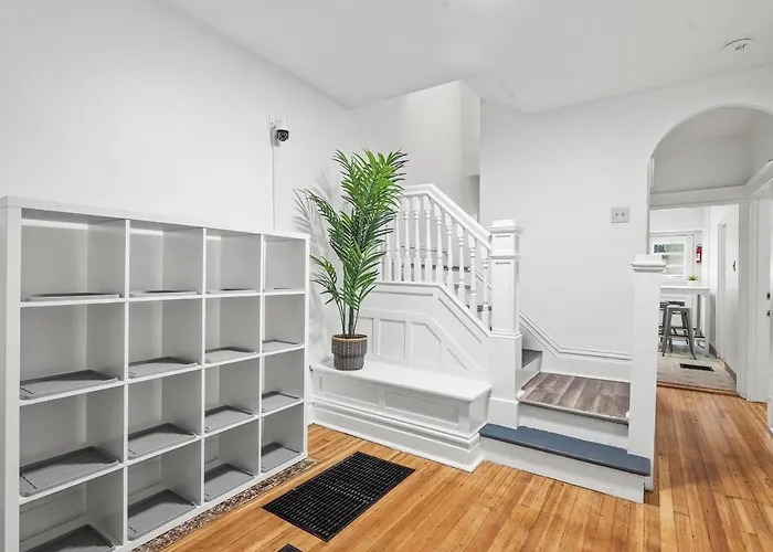 Oakland/University @C Modern & Stylish Private Bedroom With Shared Bathroom