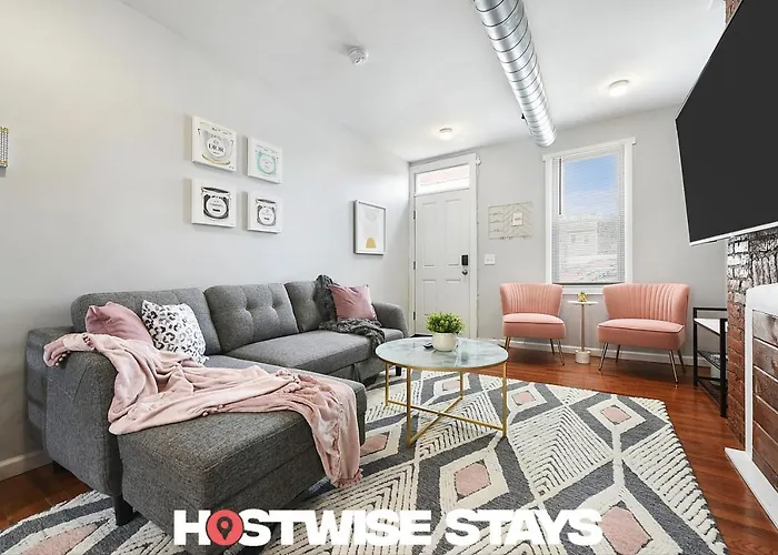 Hostwise Stays - Free Parking, Highly Walkable, 2 Full Bathrooms