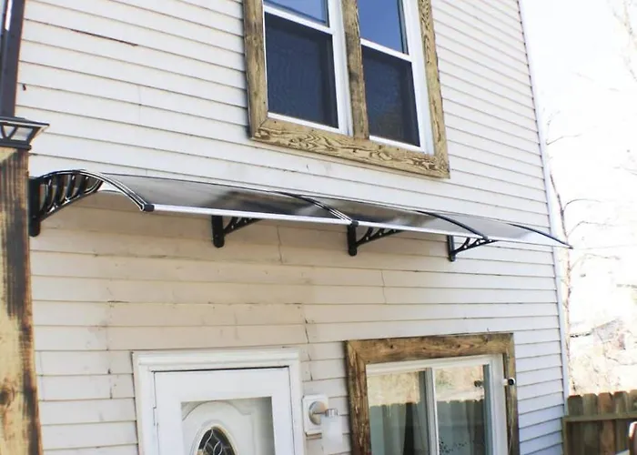 Newly Renovated 2-Bed Near Downtown-North Shore