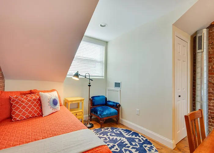 3 Mi To Dtwn: Charming Row House In Pittsburgh
