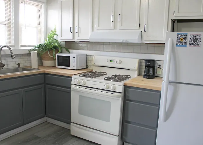 Comfy 3 Bedroom - Family Friendly Apt - City Access