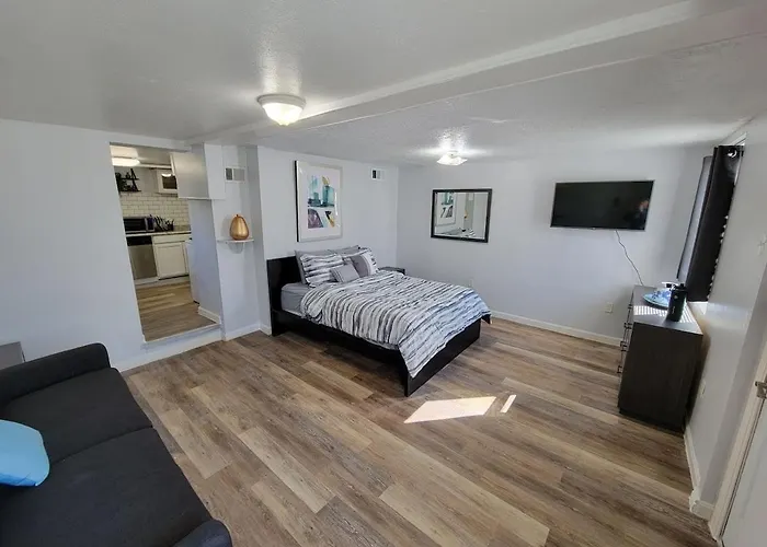 Modern 1 Bedroom Apt - Easy Parking 5 Min From Downtown