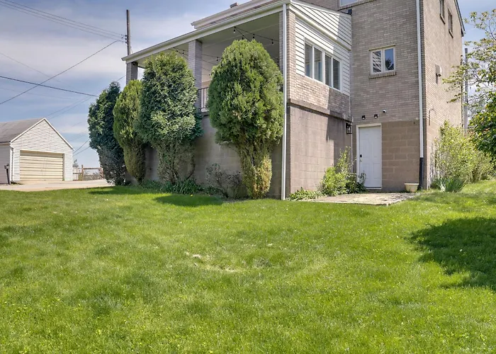3 Mi To Downtown: Pittsburgh Home W/ Balcony!