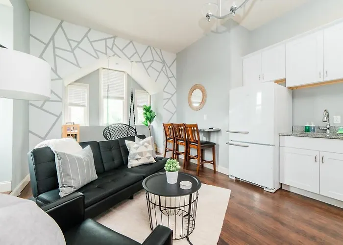 Modern Chic Suite - Amazing Location - Groupstay