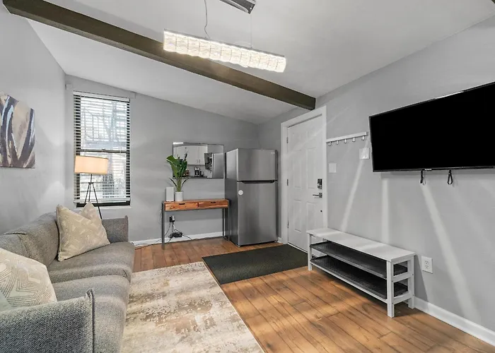 Lawrenceville Central !3 Large And Spacious One Bedroom Apartment With Free Street Parking