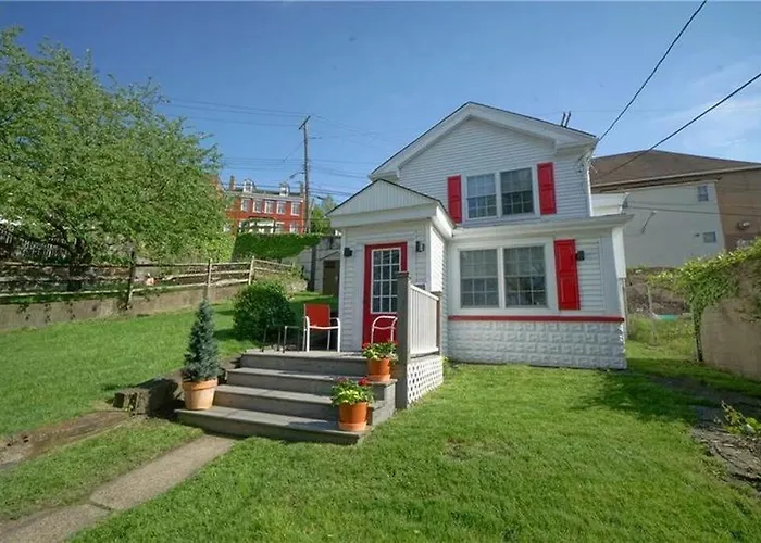 City Cottage With Yard Sleeps 8