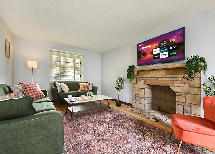 Cozy 3-Bedroom Family Home - Sleeps 8, Great Coffee