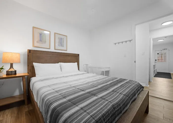 Bloomfield Pittsburgh B Stylish And Cozy Private Bedroom, Shared Bathroom, With Free Parking