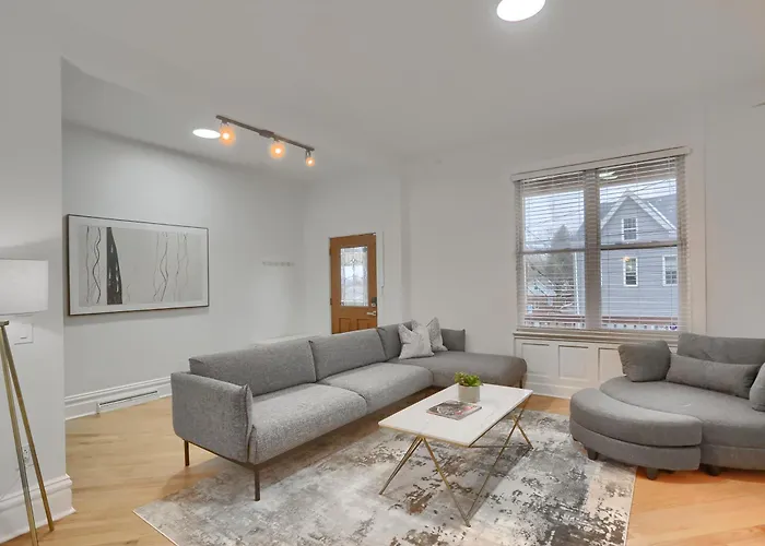Modern And Spacious Four Bedroom House In Pittsburgh With Parking