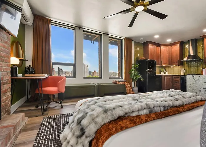 Hostwise Stays - Grandview Studio, Skyline Views, Private Parking