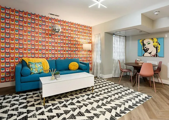 Hostwise Stays - King Bed - Free Street Parking - Walkable Location