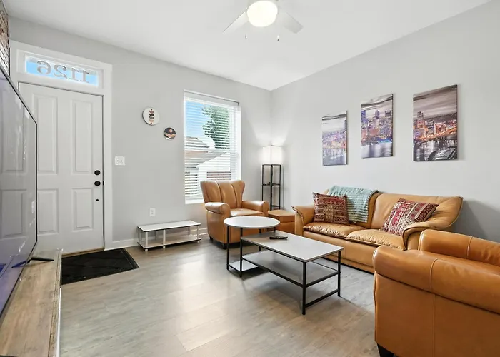 Cozy Historic Row Home- Near Stadiums! Home