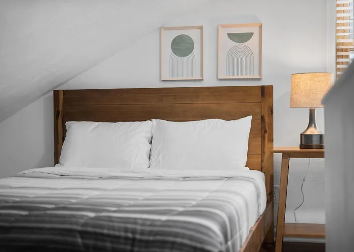 Bloomfield Pittsburgh E Stylish And Cozy Private Bedroom, Shared Bathroom, With Free Parking