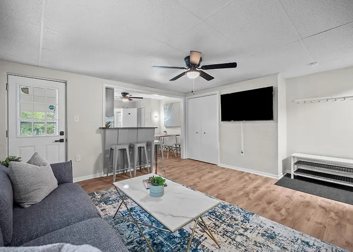 Bloomfield, Pittsburgh Bright And Spacious Two Bedroom Apt With Free Parking