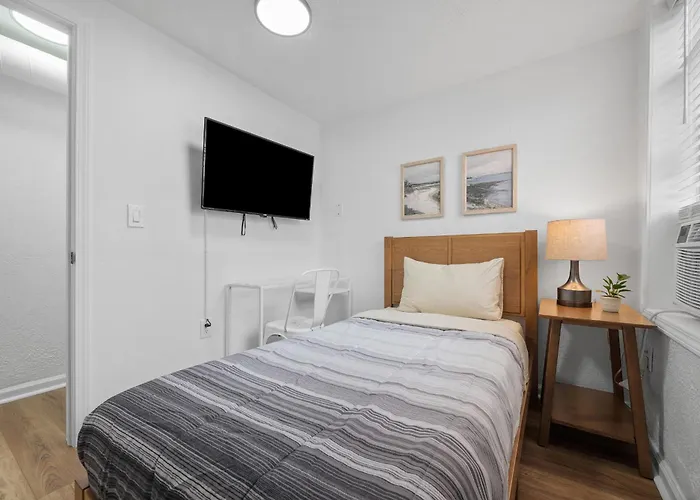 Bloomfield Pittsburgh G Cozy And Bright Private Bedroom, Shared Bathroom, With Free Parking