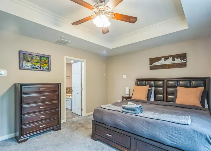 Modern Pittsburgh Getaway, Game Room, Garage, Deck