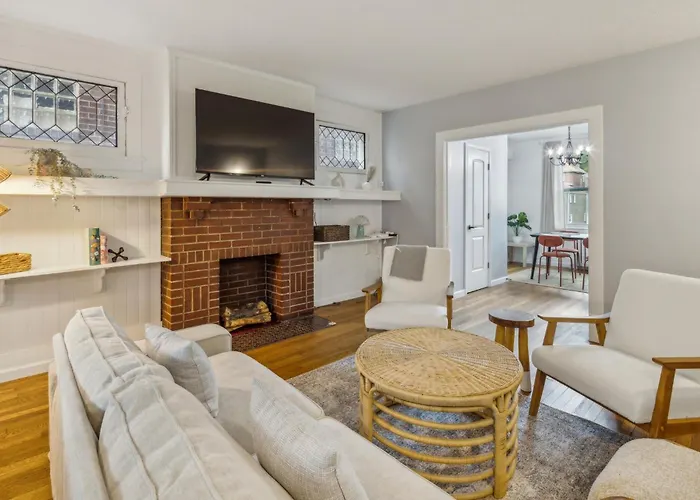 Stylish Modern Home Near Downtown Pittsburgh | Sleeps 7