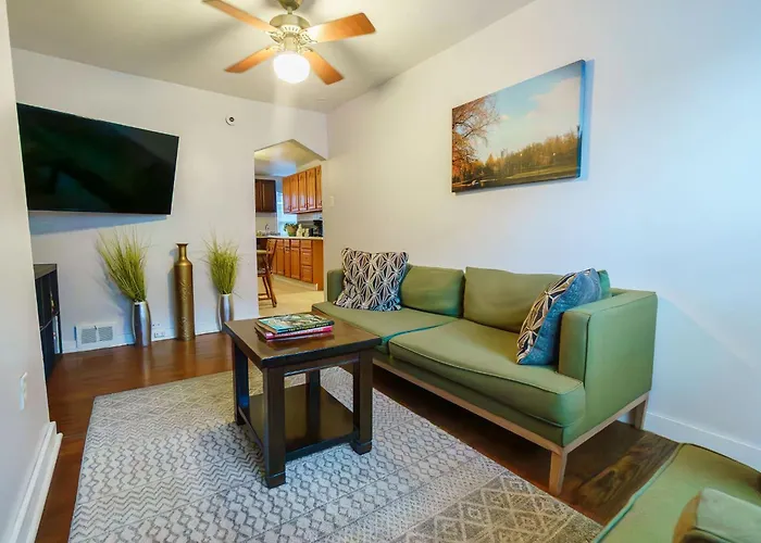 3 Bedroom Southside Pad - Sleeps 8 - Amazing Location