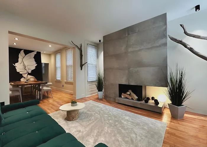 4 BEDS Private Patio Central Modern Stay