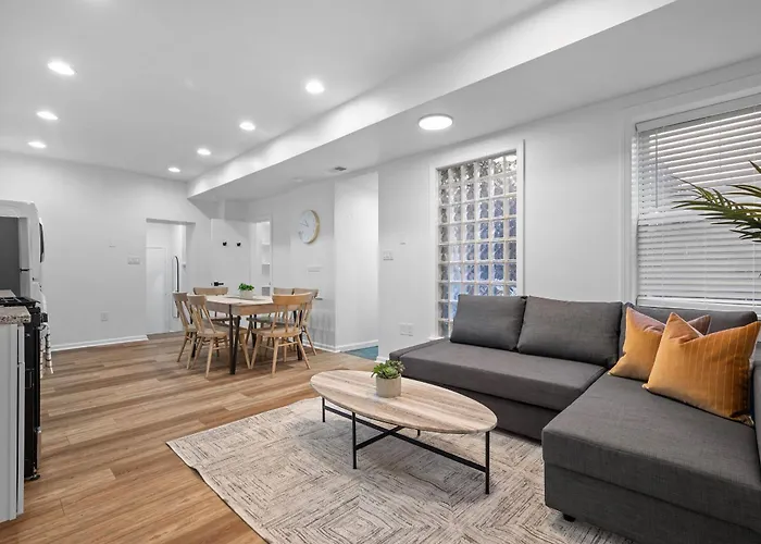 Central Lawrenceville 1B Bright And Stylish 2 Bedroom Apartment With Free Street Parking