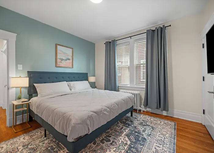 Modern 1 Bdr Apt King Bed Sleeps4