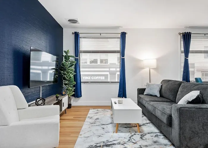 Cozy King Suite With Parking, Workspace, And In Central Location