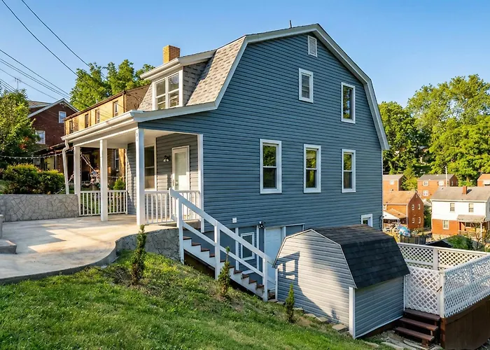 Charming Remodeled 3-Br Bungalow Near Attractions