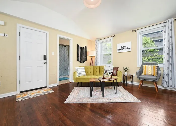 Hostwise Stays - Block To Agh - King Bed, Free Off Street Parking