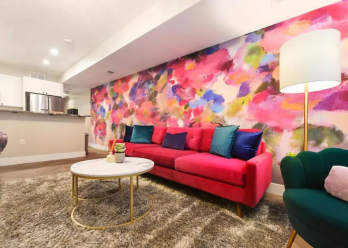 Hostwise Stays - 2 King Beds, Free Street Parking, North Side Gem