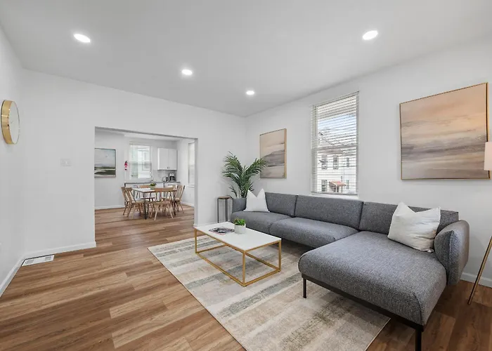 Pittsburgh Spacious And Modern Three Bedroom Apartment With Free Parking