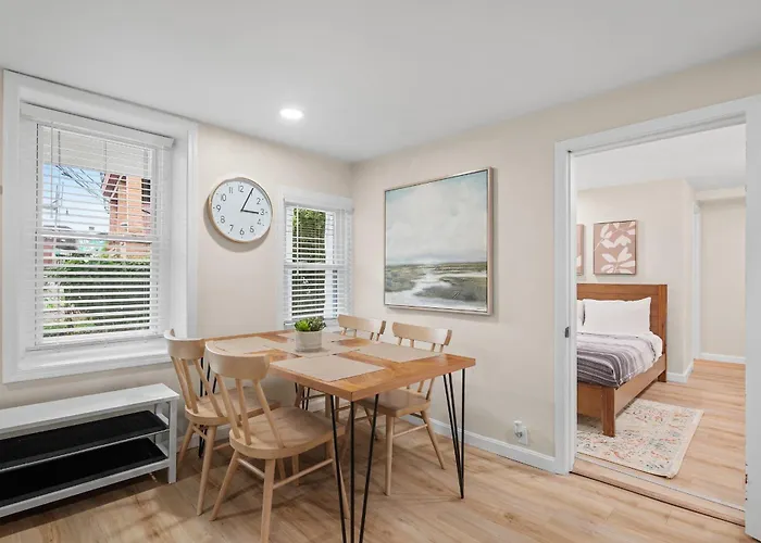 Pittsburgh Modern And Cozy Two Bedroom Apartment With Free Parking