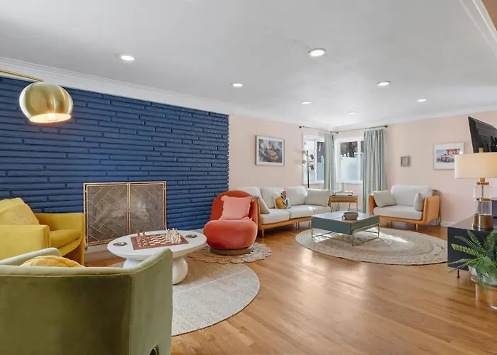 Luxury Retreat-King Bed-Finished Basement-Backyard