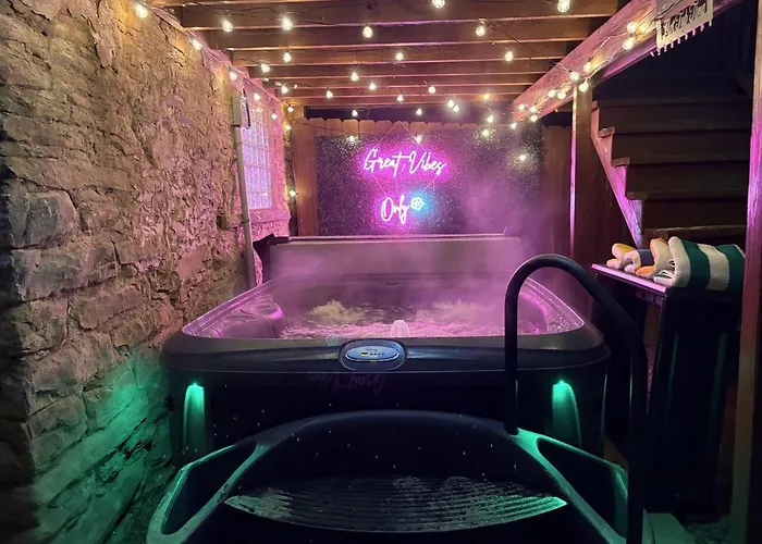 Hot Tub W/ 3 Beds 2 Bath Games & Huge Backyard