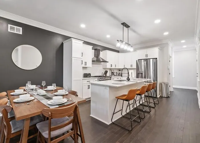 4 Story Home With 3 King Beds And Cozy Backyard