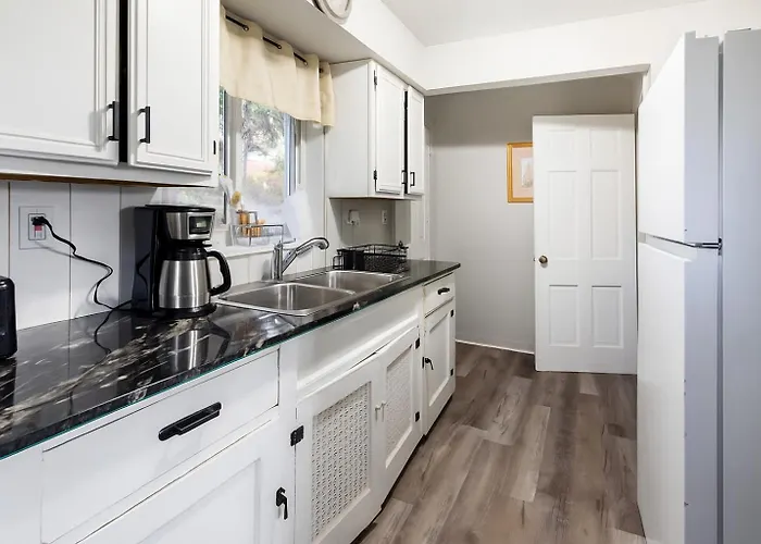 Quiet Pittsburgh 3Br | Parking, Ac + Pets