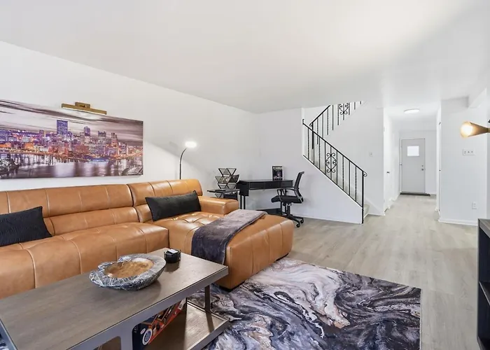 Modern 3Br Townhome In Mt. Lebanon | Garage + Easy City Access