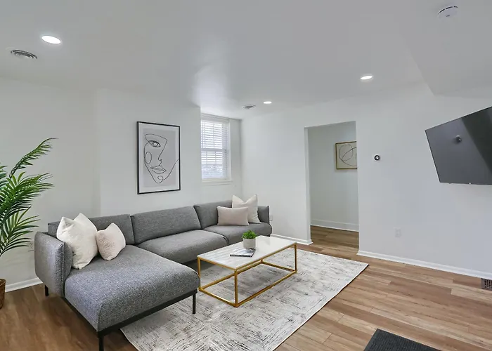 Spacious And Modern Three Bedroom Apartment In Pittsburgh With Parking