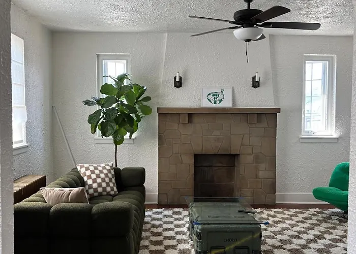 Pittsburgh Getaway - Private Home- 2 Beds