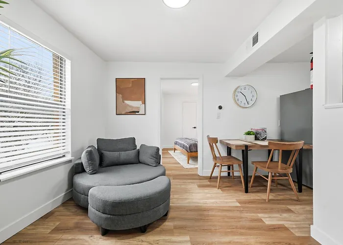Dormont Pittsburgh 2 Modern And Bright 1 Bedroom Apartment, Free Street Parking