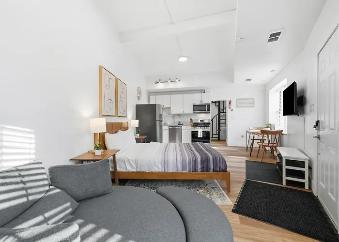 Bright And Cozy 1A Modern And Stylish Studio Apartment, Free Street Parking