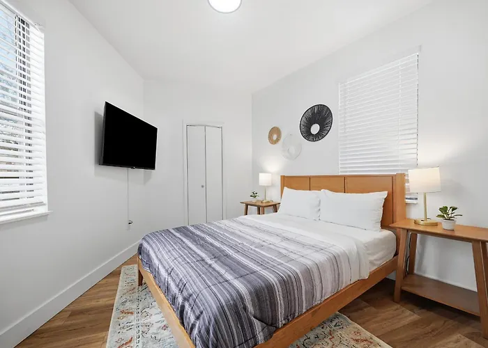 Dormont Pittsburgh 1B Stylish And Modern 1 Bedroom Apartment, Free Street Parking