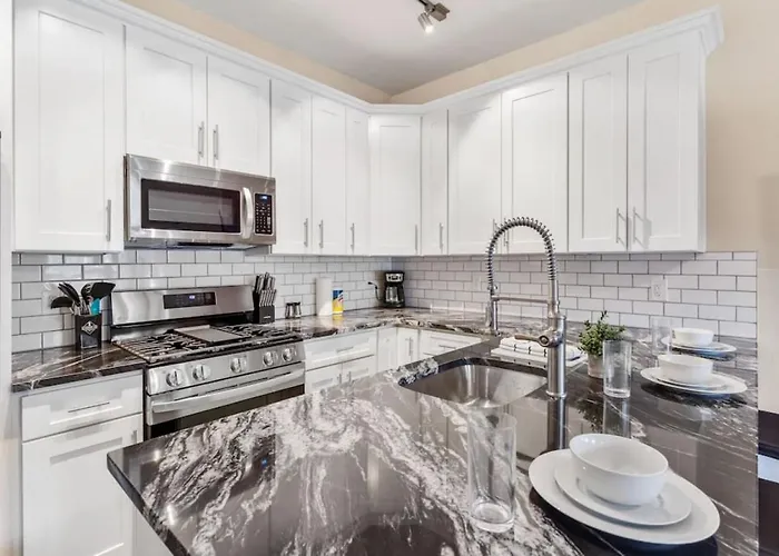 Upscale Shadyside Double King Suite, Private Entrance With Front Porch