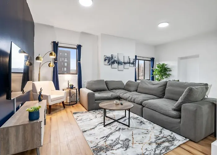 Spacious 3 Bedroom Suite W/ Office! Central + Parking