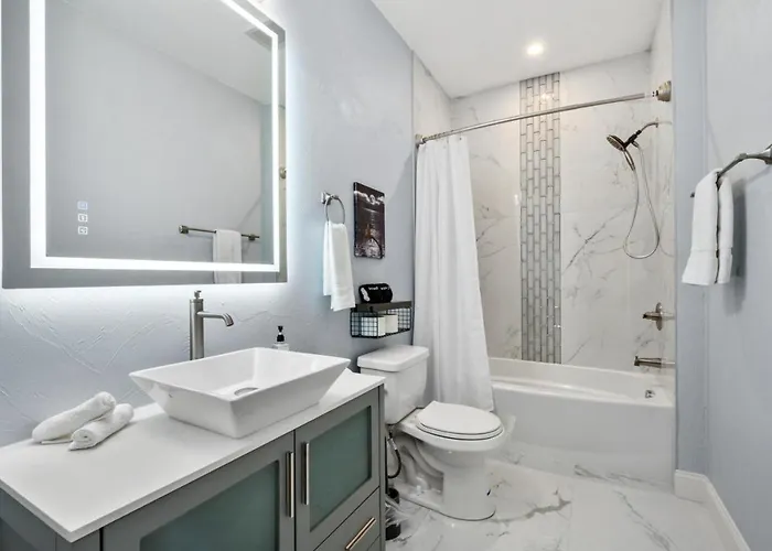Cozy King Bed Suite With Free Parking